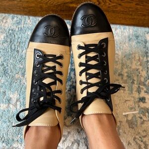 CHANEL Interlocking Logo Black and Tan Lace-Up Leather Sneakers